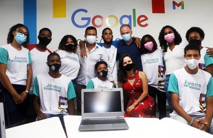 Governo do Estado iniciou a entrega dos 25 mil chromebooks para alunos da EJA e inaugura ‘Sala de Inovação e Experimentação’