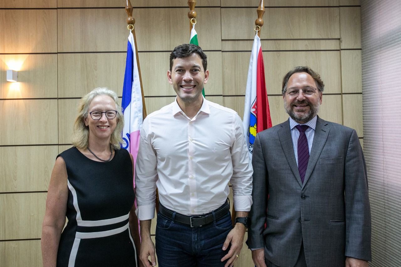 Prefeito de Vila Velha recebe a visita da Embaixadora e do Cônsul geral do Canadá no Brasil
