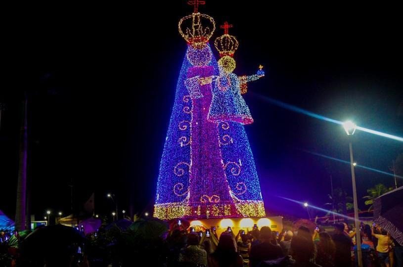 Com 120 mil lâmpadas Santa Iluminada é acesa na Serra