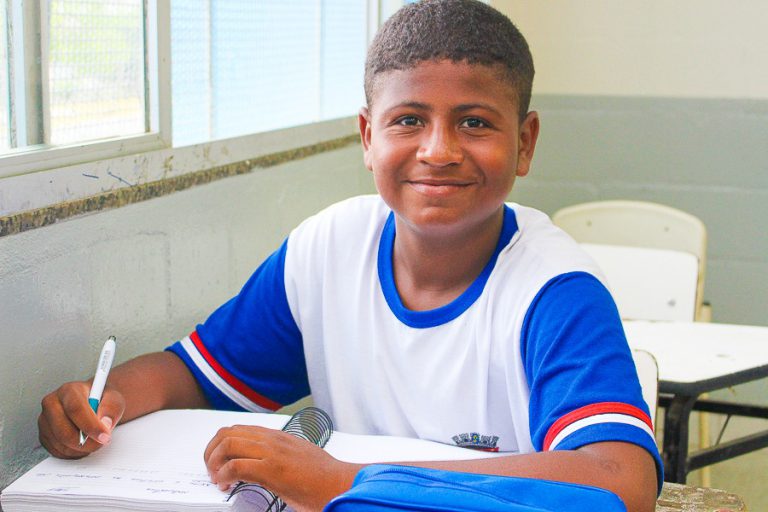 Distribuição de uniformes para o Ensino Fundamental das escolas da Prefeitura de Linhares começa nesta segunda-feira (6)