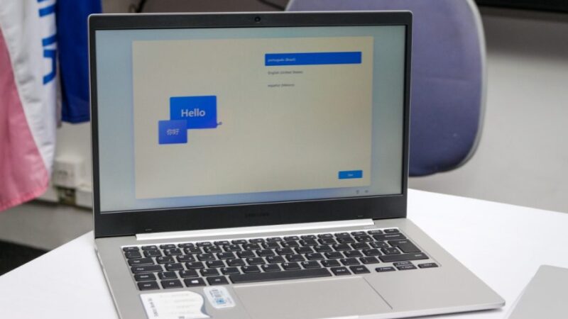 Prefeitura de Cachoeiro entrega notebooks para professores da rede municipal