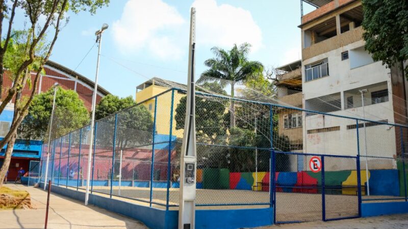 Cachoeiro: quadra de areia do bairro Nova Brasília é ampliada e reformada