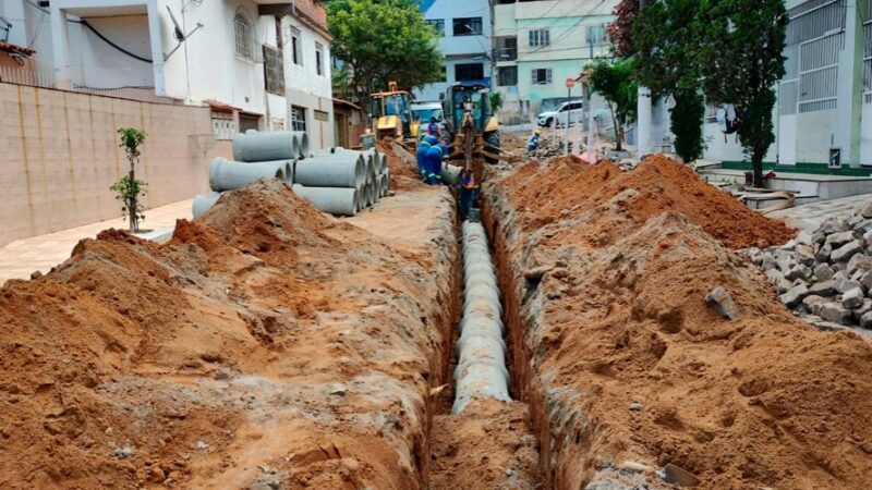 Substituição de rede de drenagem em via na Glória