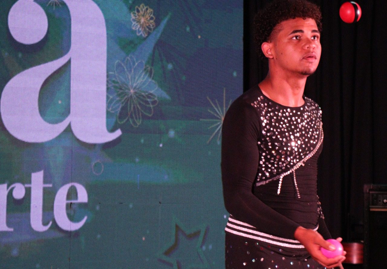 Viana vira palco cultural na primeira noite da Mostra Cultura e Arte