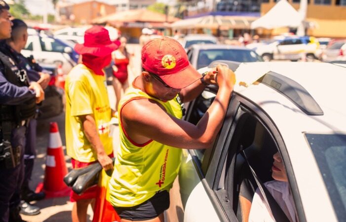 Mais de 400 crianças recebem pulseiras de identificação nas praias do município da Serra