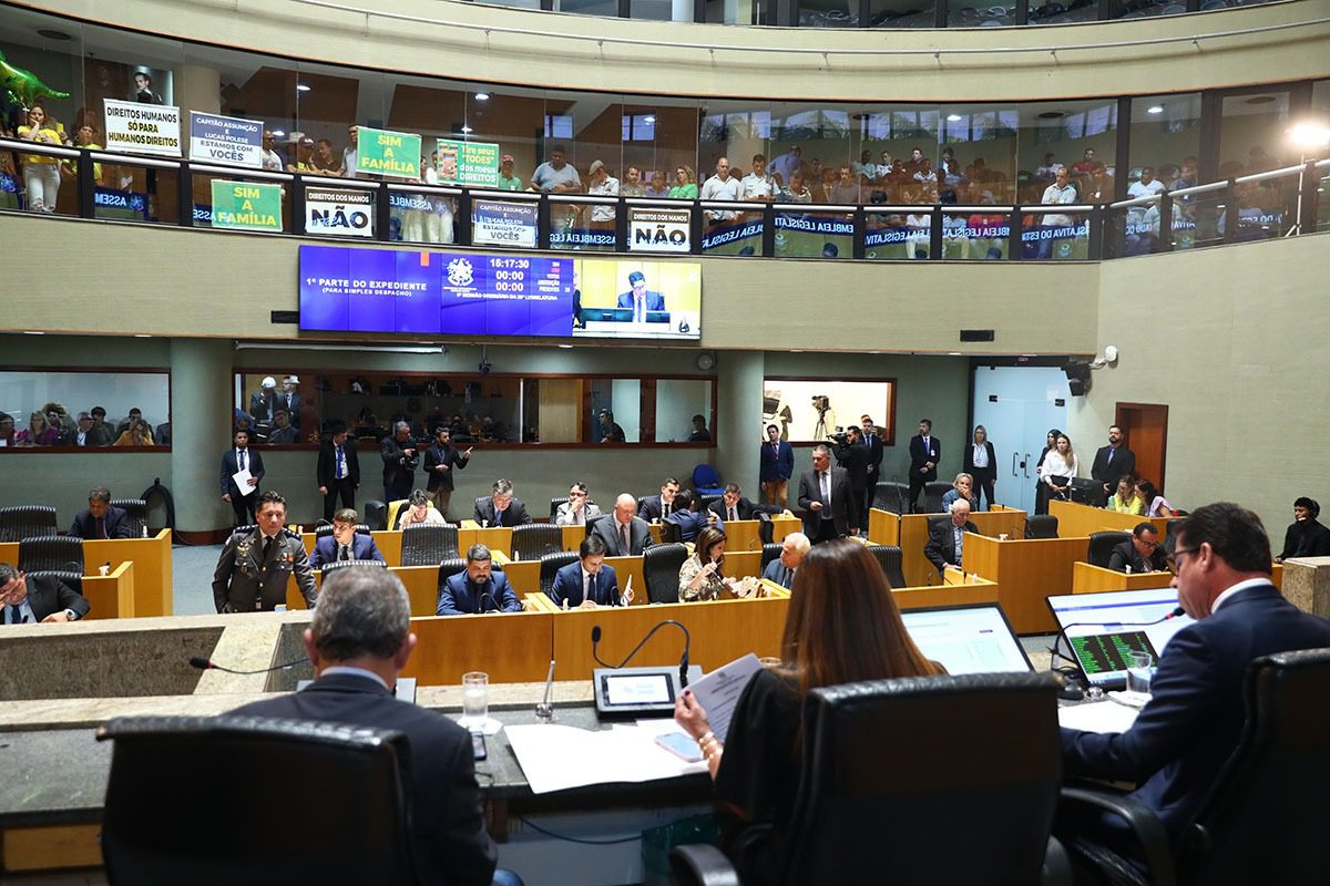 Deputados aprovam projeto que garante direito de progressão de carreira aos policiais e bombeiros militares no ES