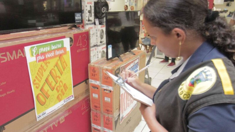 Procon de Cariacica orienta cuidados na hora das compras no Dia Mundial do Consumidor