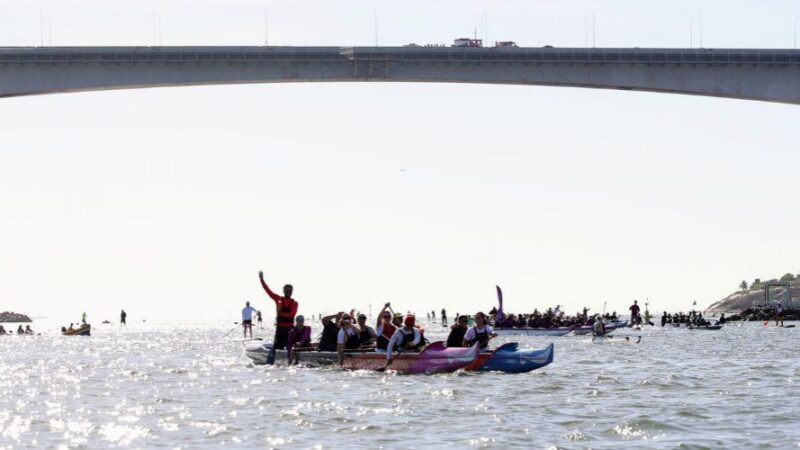 Festa da Penha: remeiros tomam conta do mar de Vila Velha
