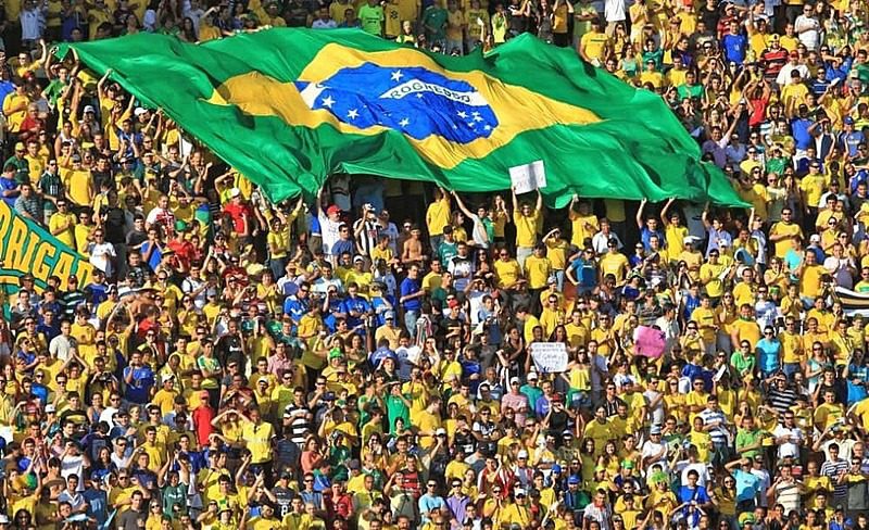 Ales se une à torcida da seleção brasileira feminina de futebol e veste as cores verde e amarelo
