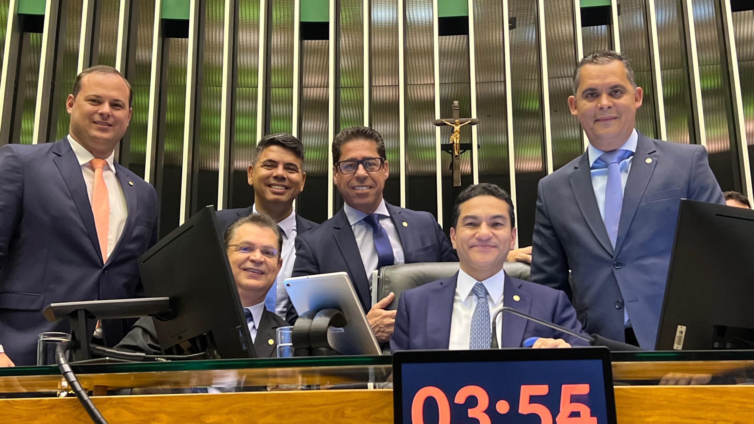 Presidente da Assembleia Legislativa do ES marca presença em encontro sobre resíduos sólidos e reforma tributária em Brasília