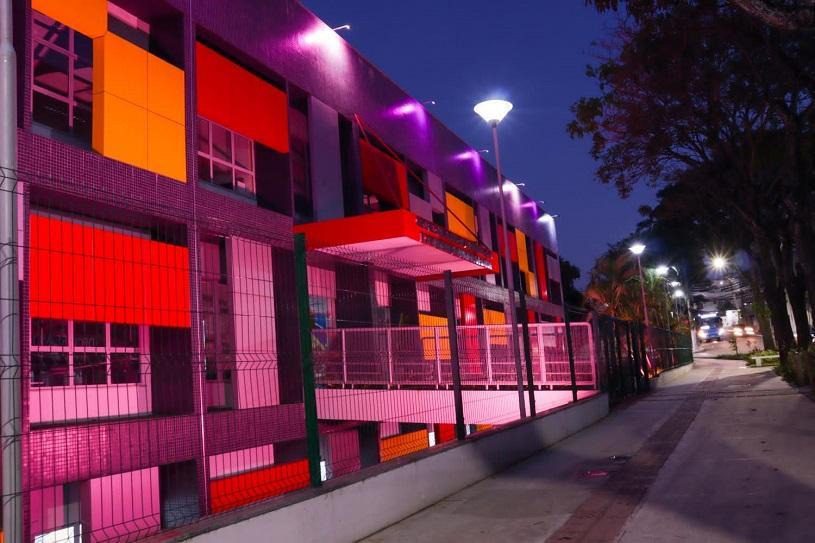 Prédios públicos na Serra aderem à campanha do Outubro Rosa com iluminação especial