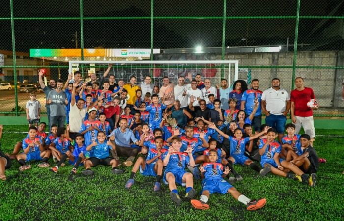 Bairro Tabuazeiro em Vitória ganha campo de grama sintética