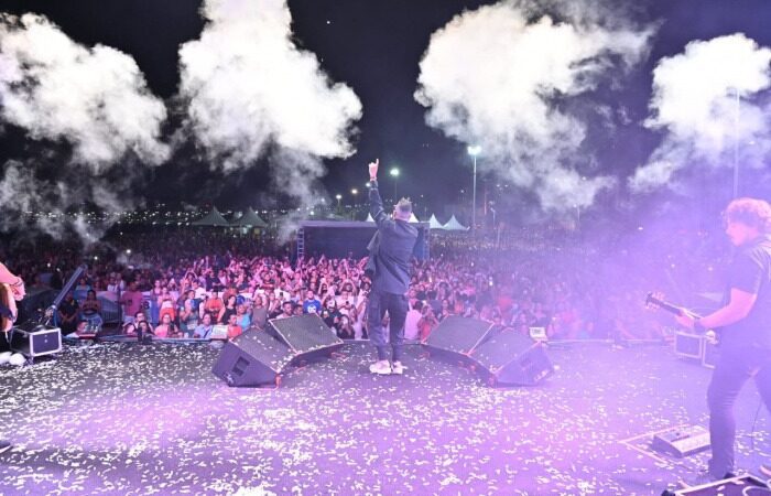 Arena de Verão atrai multidão para a praia de Camburi em seus primeiros shows