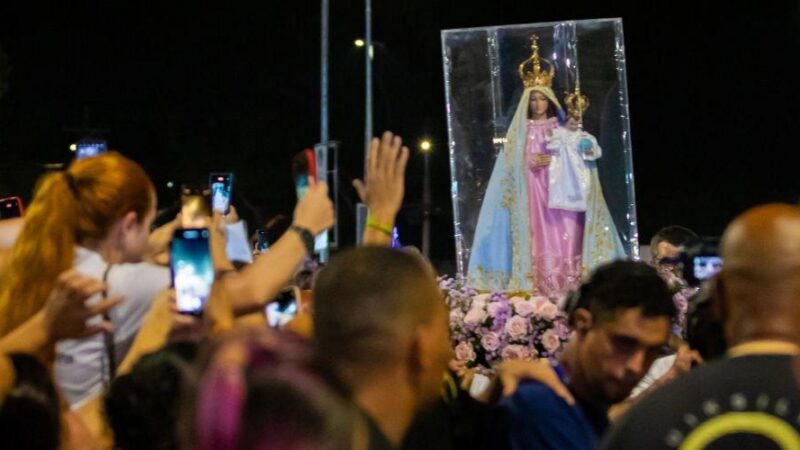 Ruas de Vila Velha se tornam templos de fé e devoção com procissões