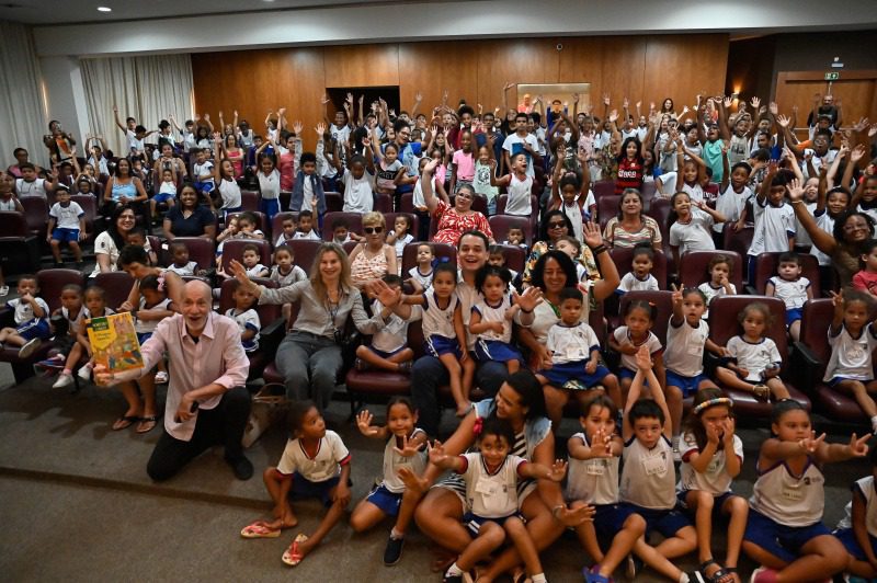 Dia Nacional do Livro Infantil é comemorado com teatro na Prefeitura de Vitória