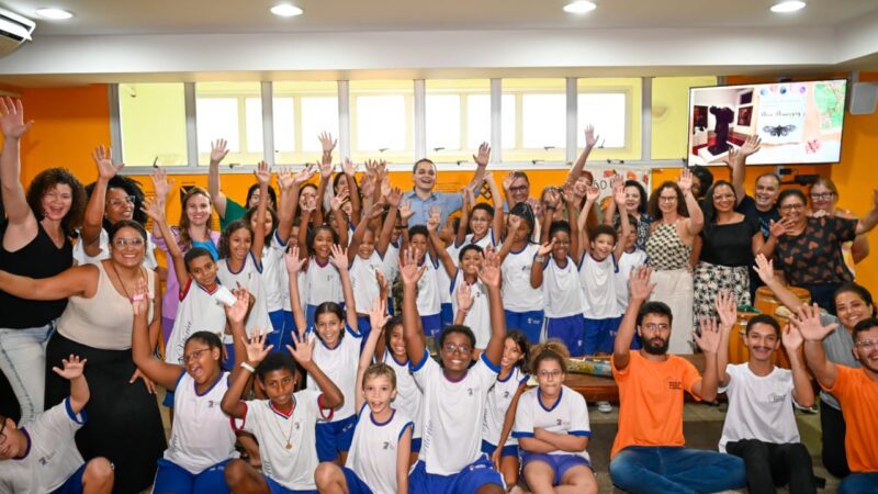 Dona Domingas é homenageada por Pazolini no Dia do Trabalho com escultura integrada ao acervo histórico da ECB