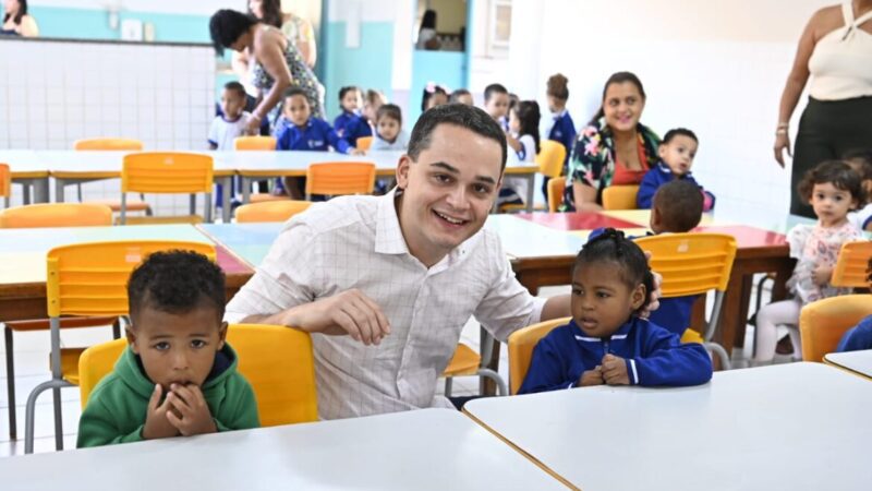 Pazolini distribui tênis novos para alunos do CMEI no bairro Grande Vitória