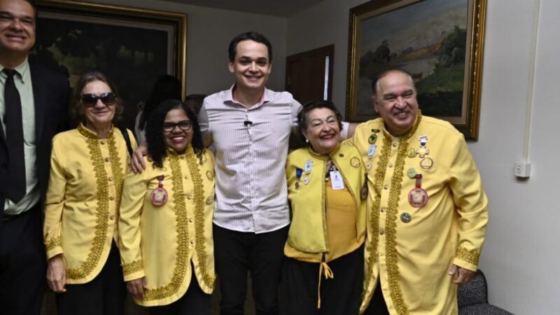 Pazolini Sanciona Lei do Cartão do Estudante Leitor em Vitória, a Capital da Educação