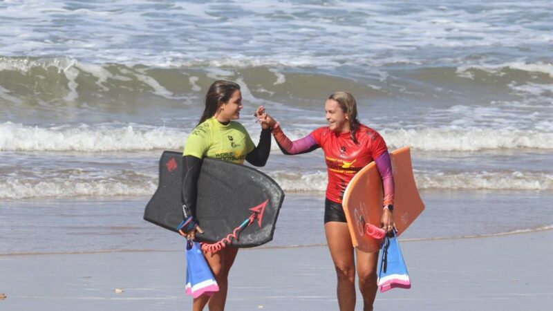 Neymara e sua filha Luna competem para alcançar as quartas de final no Circuito Mundial de Bodyboarding, no Marrocos
