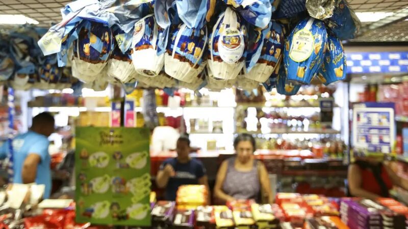 Chocolate mais caro torna ovos de Páscoa em 2025 menores, mais caros e com alternativas de biscoito