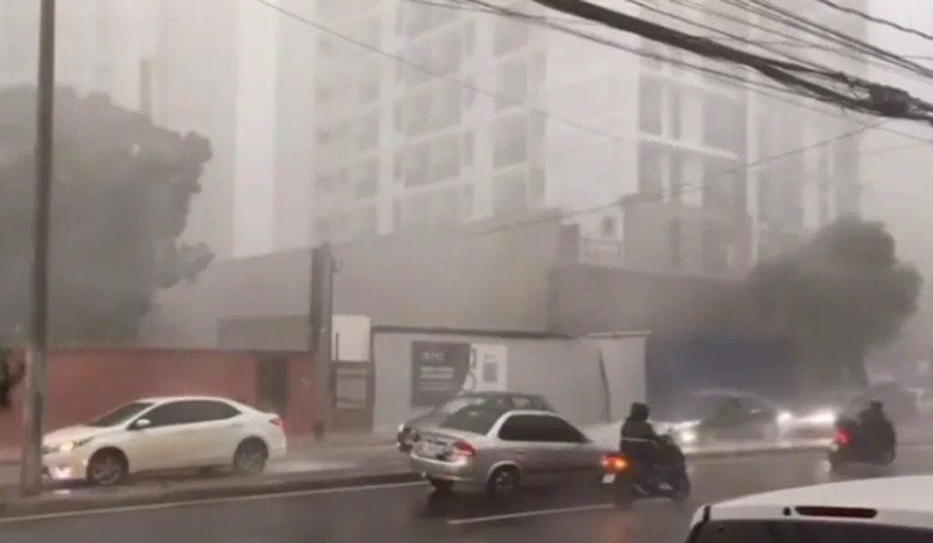 Ventania durante tempestade derruba motociclistas na Rodovia do Sol, em Vila Velha