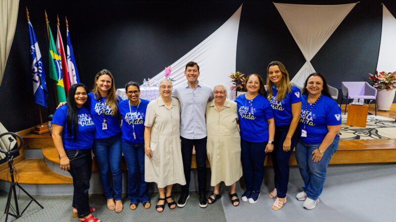 Prefeito Arnaldinho Borgo é entrevistado por alunos do 5º ano em projeto educativo do Colégio São José