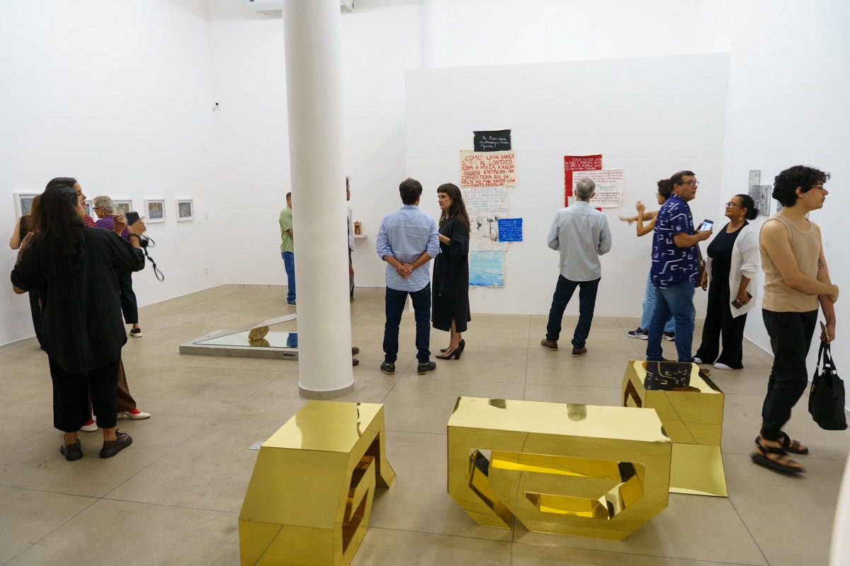 Arte em diálogo: visitas mediadas  por  artistas aproximam o público da criação contemporânea capixaba na OÁ Galeria