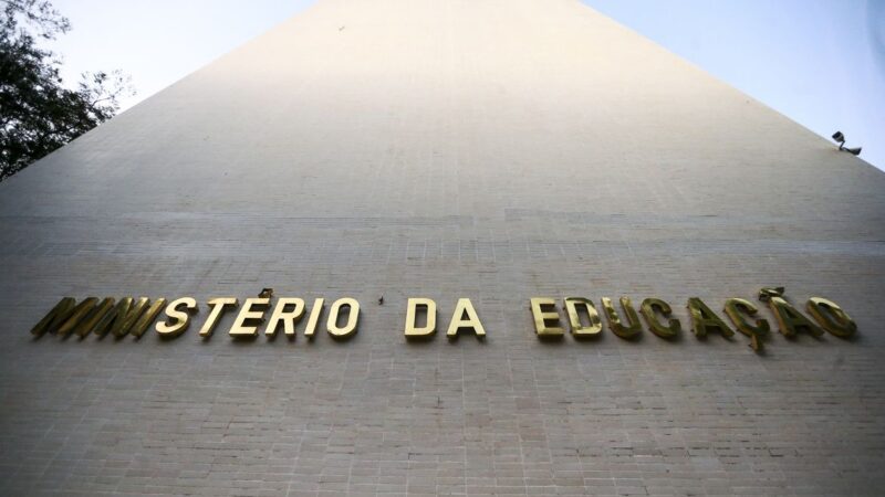 MEC bane modalidade EAD para 5 cursos e encurta limite de aulas online