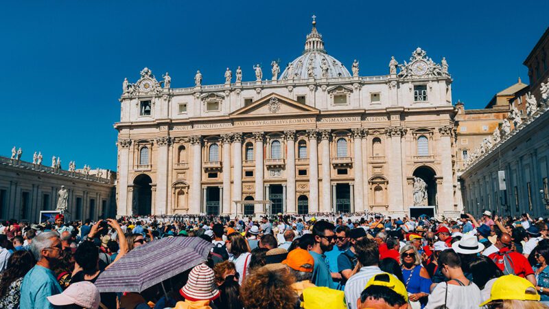 Fumaça branca indica que cardeais decidiram quem será o novo Papa