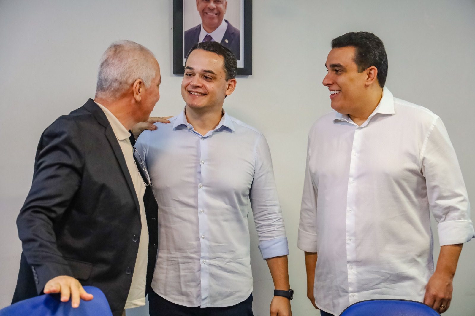 Prefeito de Vitória recebe Medalha e Certificado de Honra ao Mérito da Aspomires