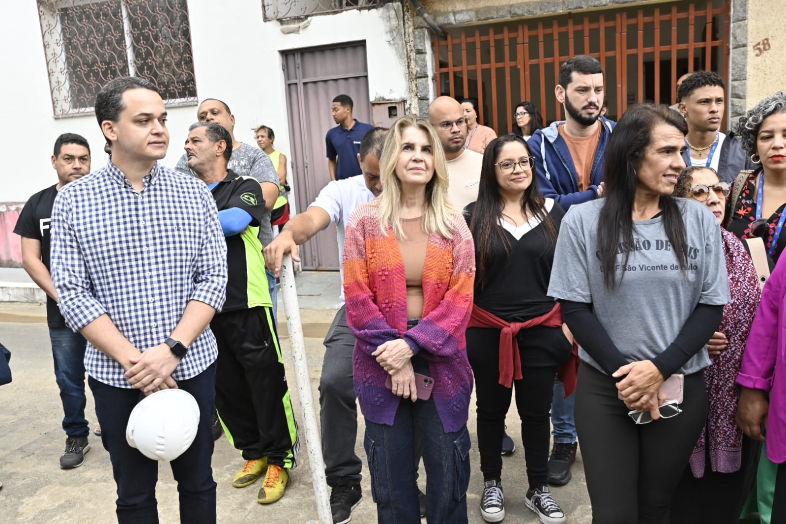 Pazolini e lideranças comunitárias visitam obras da nova EMEF São Vicente de Paulo no centro de Vitoria
