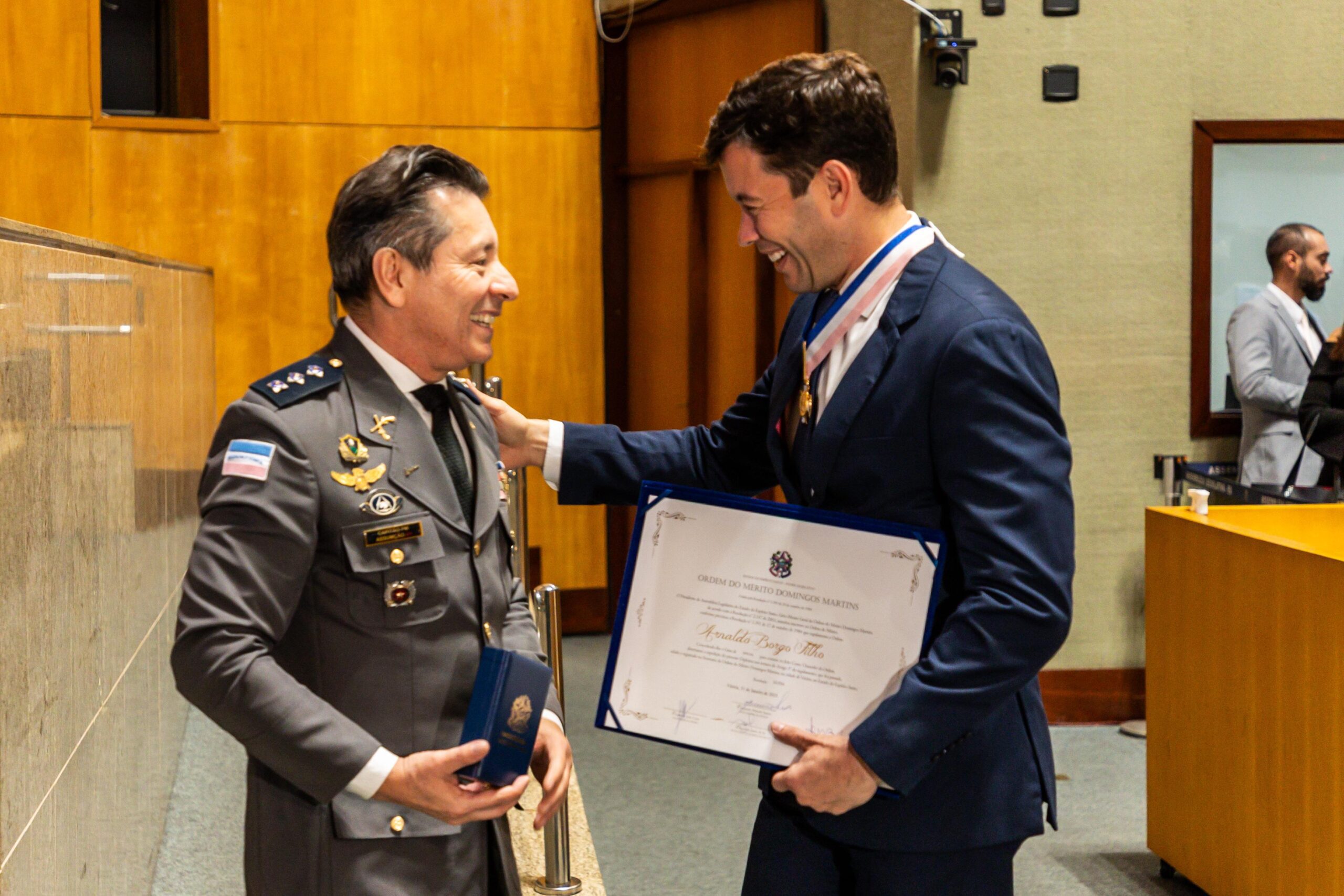 Arnaldinho Borgo é condecorado pela Ales e recebe a Ordem do Mérito Domingos Martins