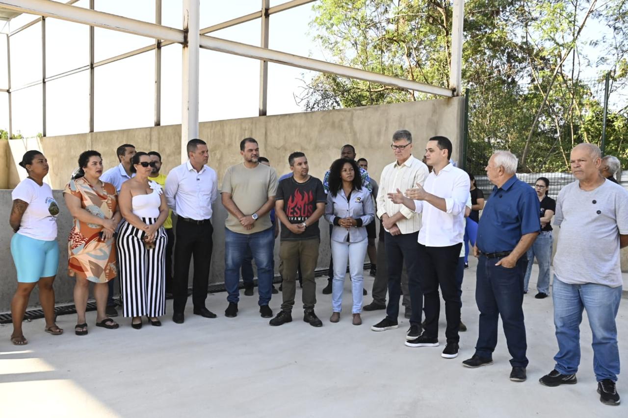 Pazolini, vereadores e lideranças comunitárias visitam obras do complexo esportivo do Morro do Macaco (Alto Tabuazeiro)