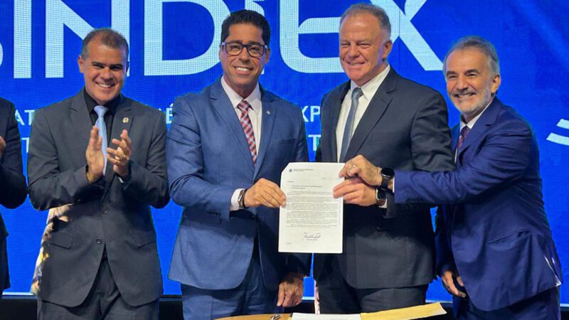 Presidente da Ales recebe prêmio do Sindiex por contribuição ao comércio exterior