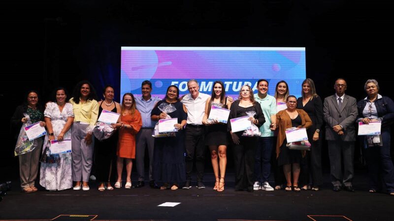 Mais de 1,5 mil alunos da Grande Vitória recebem certificados e kits do Programa QualificarES