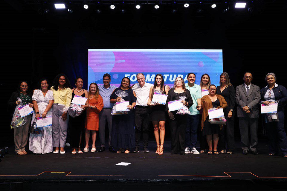 Mais de 1,5 mil alunos da Grande Vitória recebem certificados e kits do Programa QualificarES