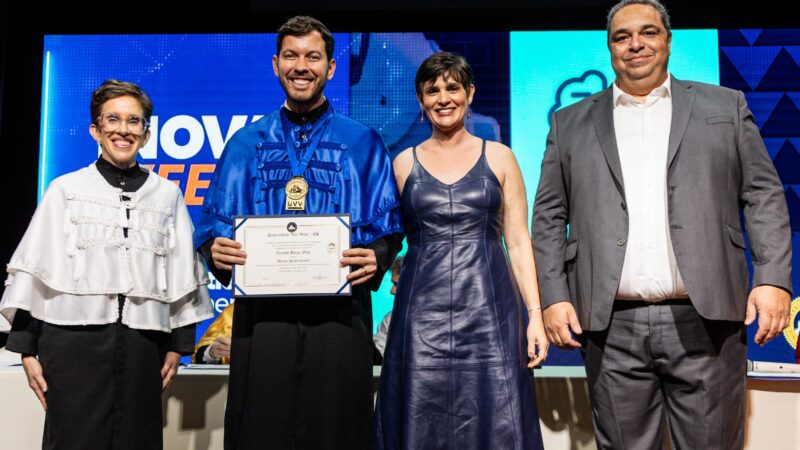 Prefeito Arnaldinho Borgo recebe título Mérito Universitário da UVV