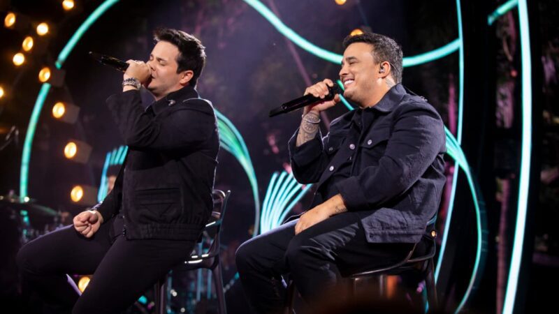 É neste sábado! Matheus & Kauan levam sucessos para a Praia de Camburi