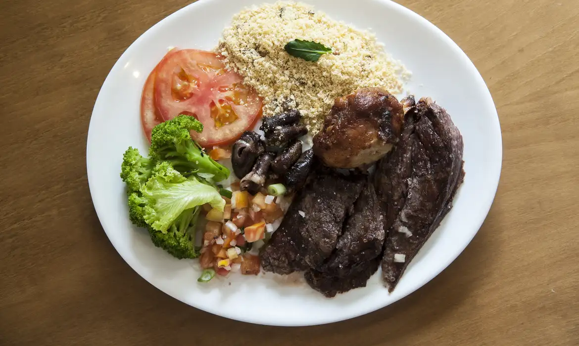 Insegurança alimentar grave no Brasil cai quase 20% em um ano, aponta IBGE