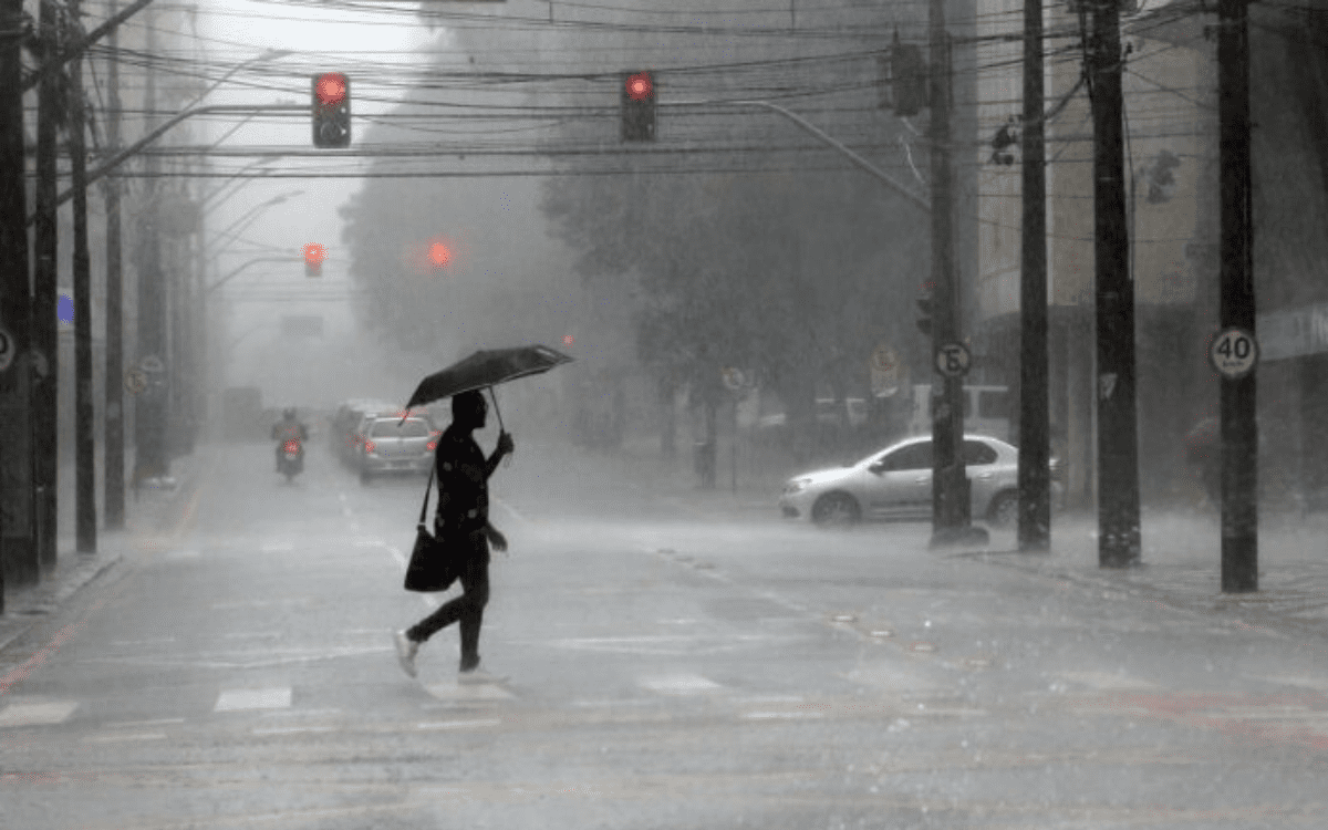 Inmet emite alerta de chuvas intensas e ventania para o Espírito Santo