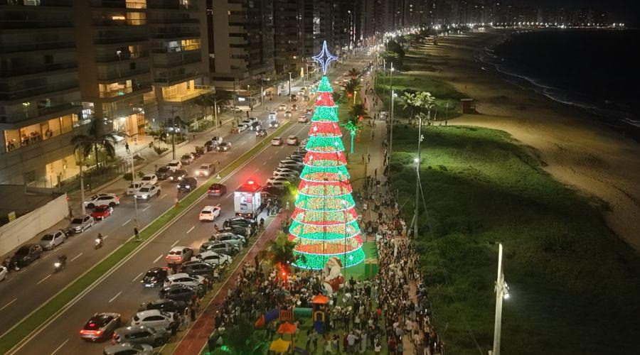 Vila Velha dá início ao Natal mágico com iluminação das árvores de 23 metros