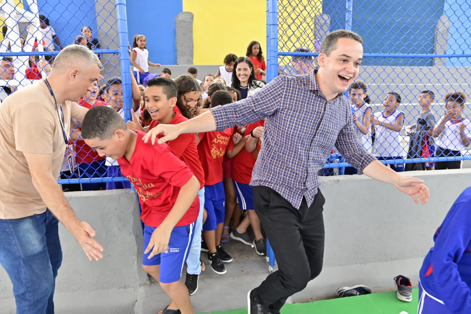 Pazolini entrega quadras poliesportivas da EMEF Juscelino Kubitschek totalmente revitalizadas