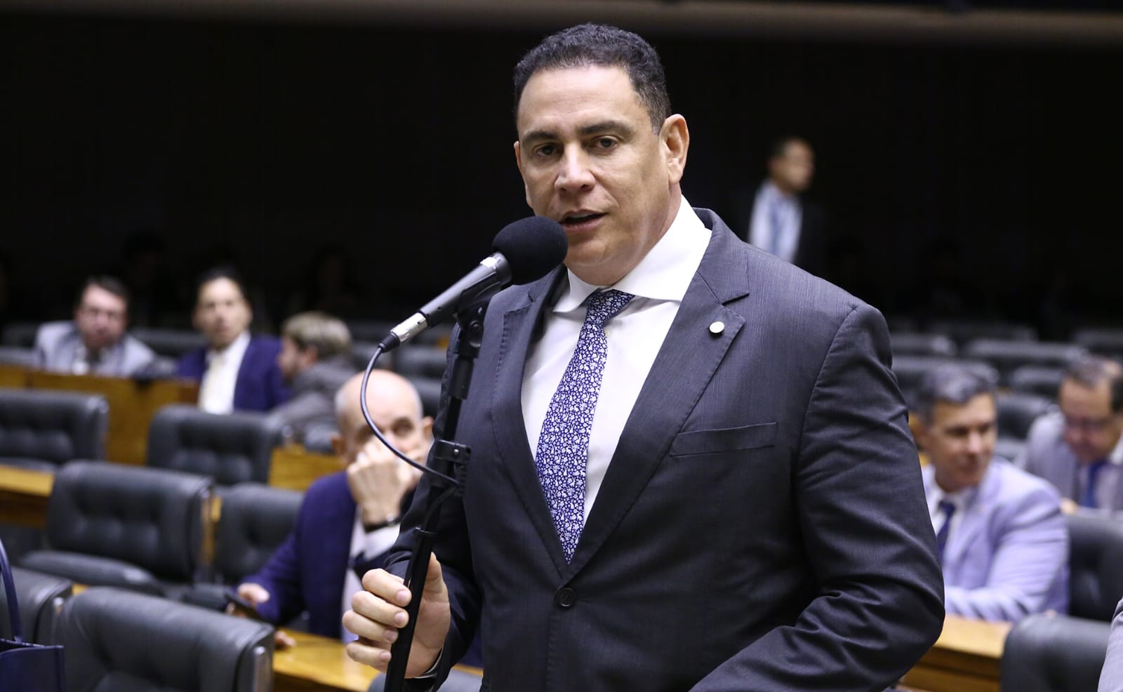 Deputado Da Vitória critica proposta que obriga vistoria em veículos com mais de cinco anos