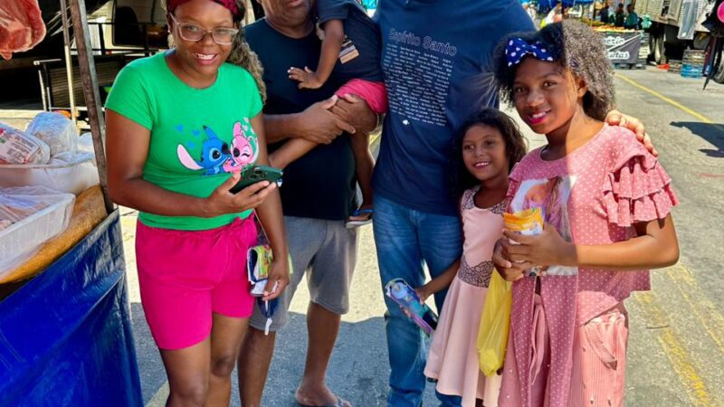 Prefeito de Vitória prestigia feira de Nova Almeida e mantém contato direto com a população