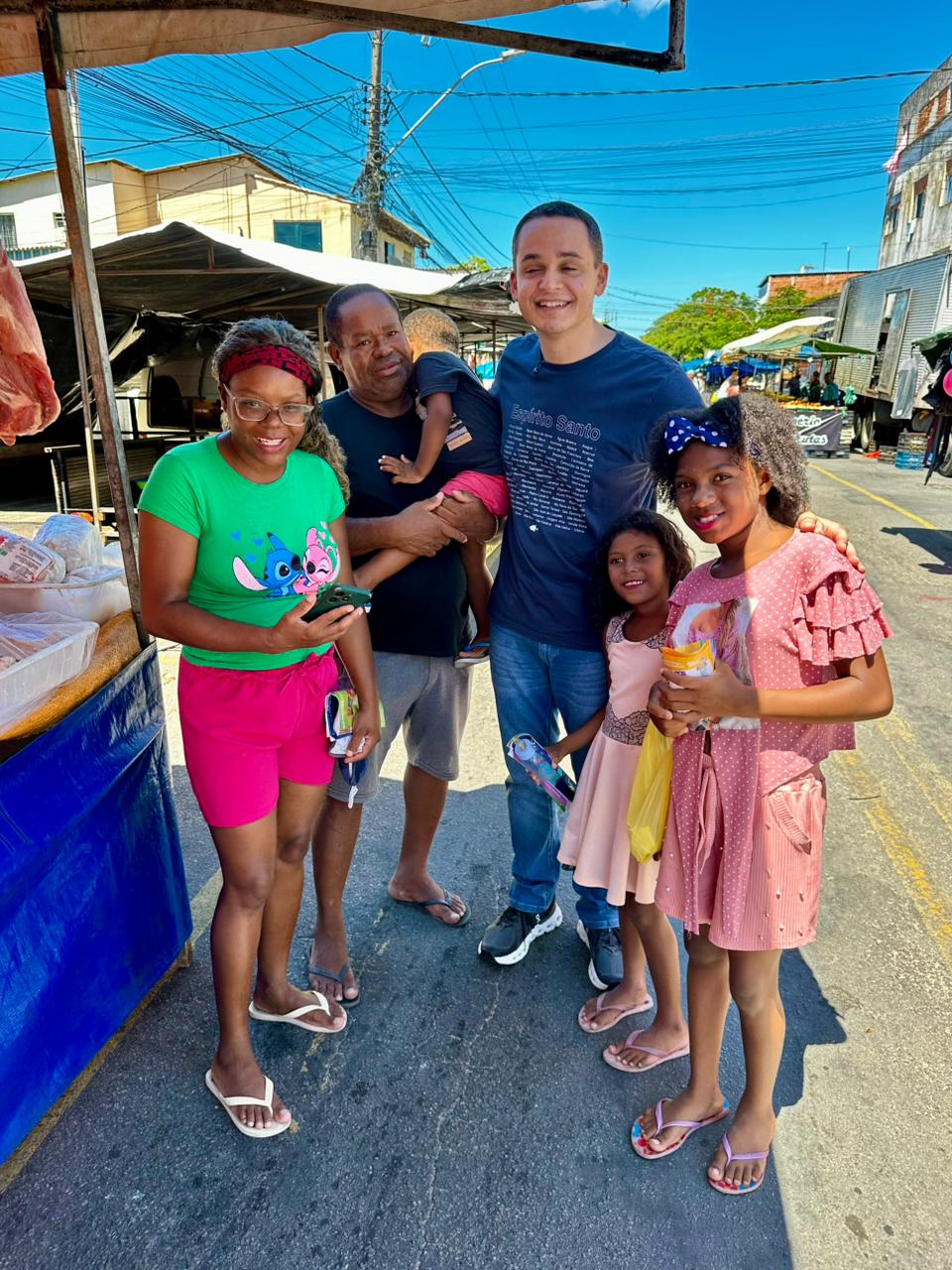 Prefeito de Vitória prestigia feira de Nova Almeida e mantém contato direto com a população