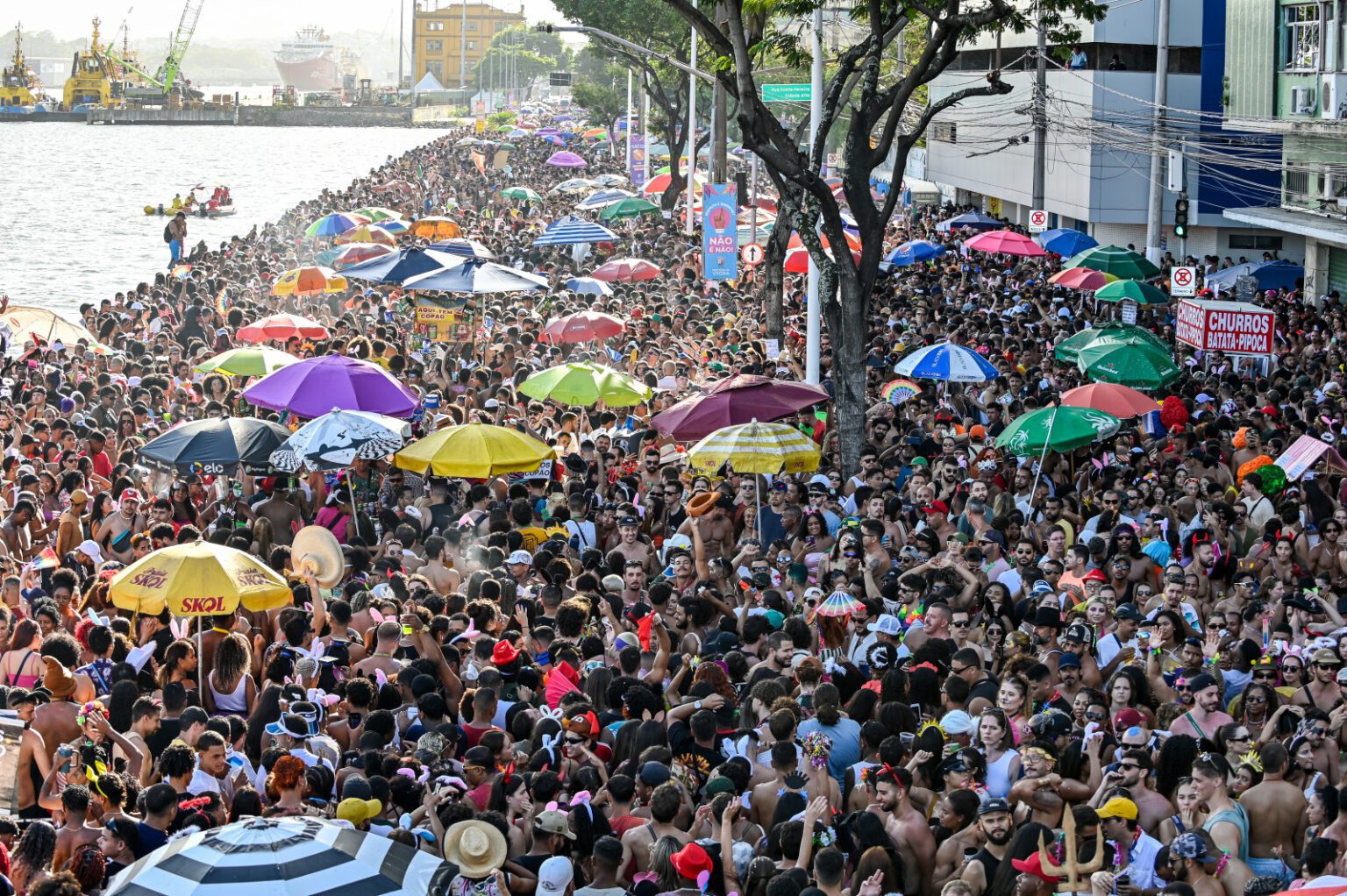 Carna Vix estreia com grande público e organização no Centro da capital