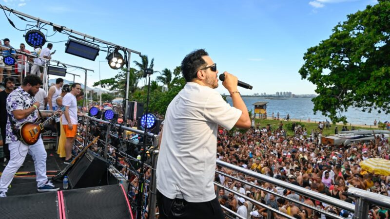 Multidão marca o Carnaval 2026 em Vitória com 50 mil pessoas na Orla de Camburi