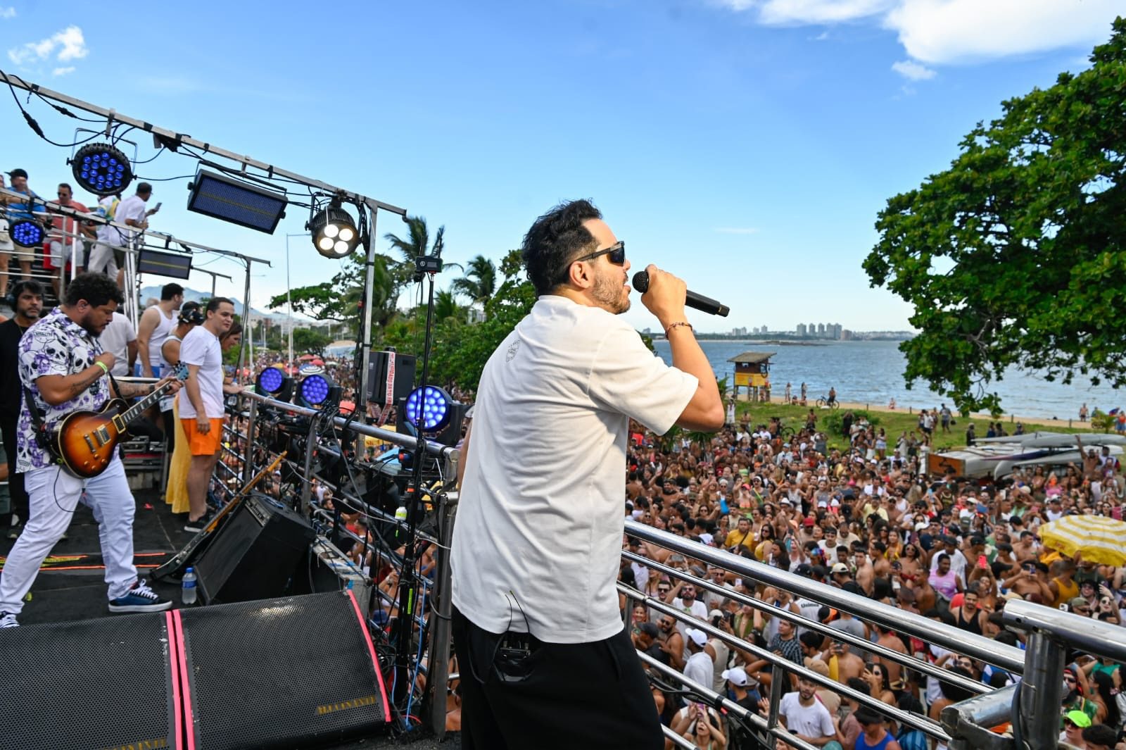 Multidão marca o Carnaval 2026 em Vitória com 50 mil pessoas na Orla de Camburi