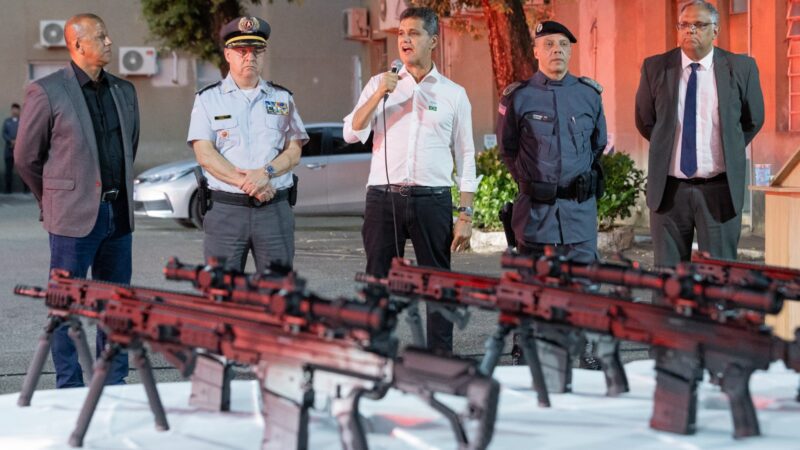 Governo amplia combate ao crime com entrega de 1.039 fuzis e viaturas à Polícia Militar