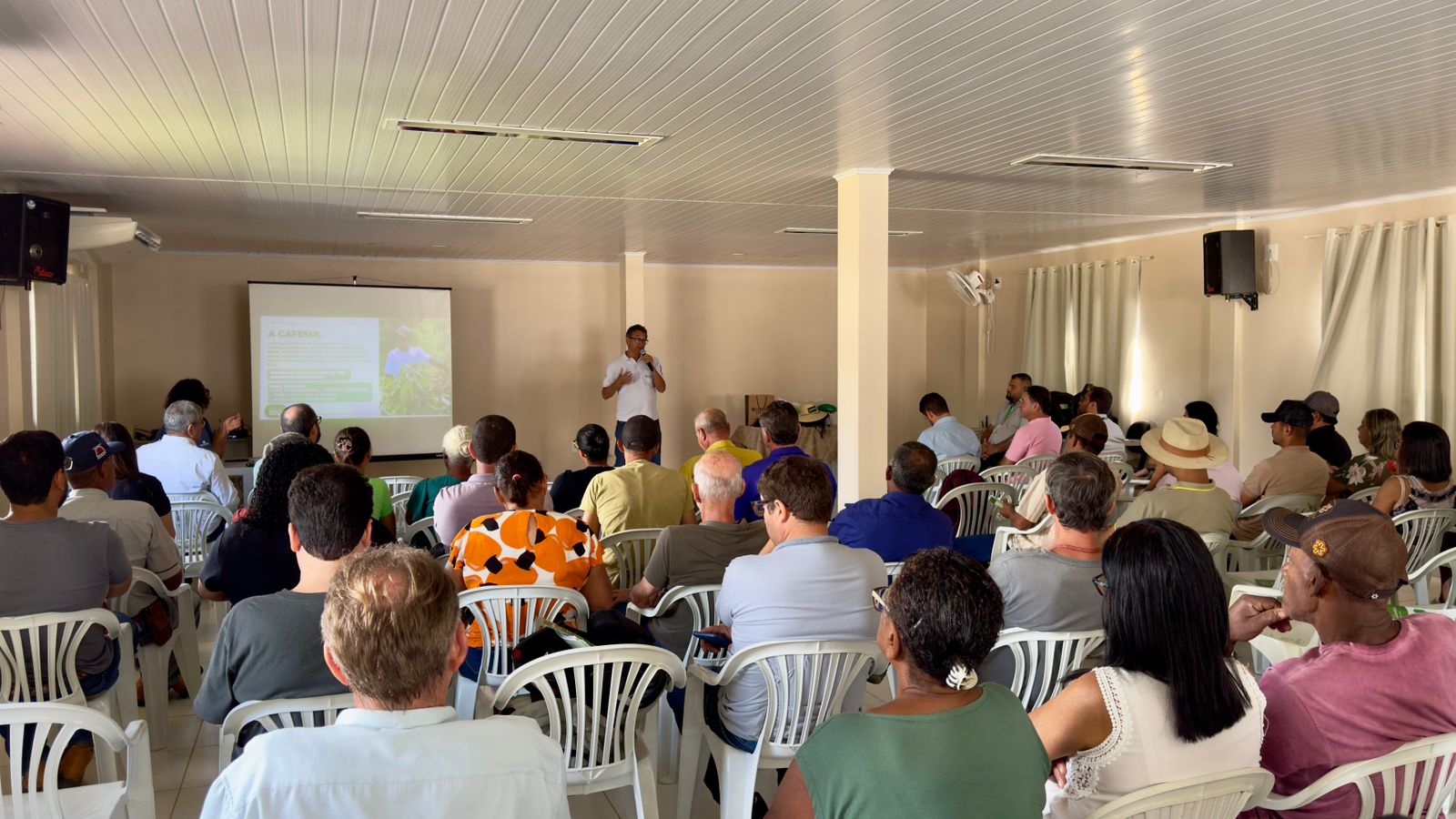Cafeicultores de Presidente Kennedy participam de capacitação em comercialização
